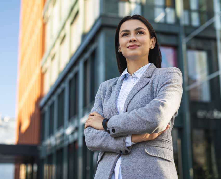 asesor inmobiliario atendiendo